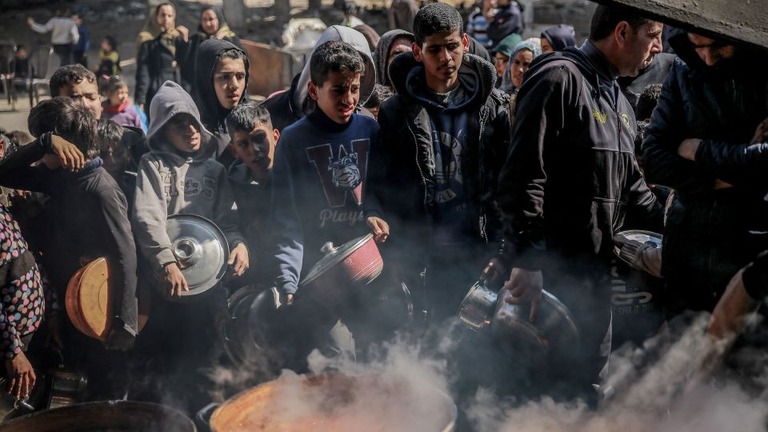 ガザ市北郊のベイトゥ・ラヒアで支援の食料を求めて集まるパレスチナ人たち/AFP/Getty Images/File