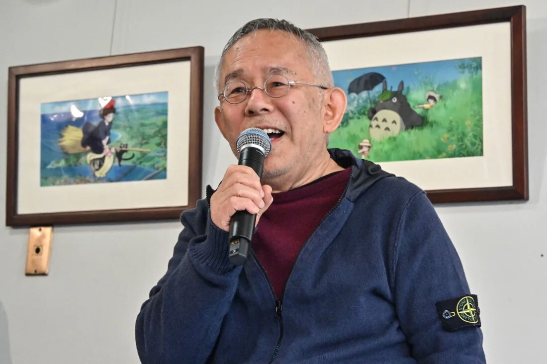 記者会見で話をするプロデューサーの鈴木敏夫氏＝１１日、ロサンゼルス/Richard A. Brooks/AFP/Getty Images