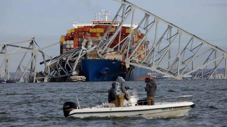 米ボルティモアの川に架かる橋の橋脚に衝突した大型船/Julia Nikhinson/Reuters