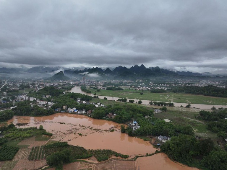 大雨のために冠水した田畑＝２０日、中国・広東省/VCG/Visual China Group/Getty Images