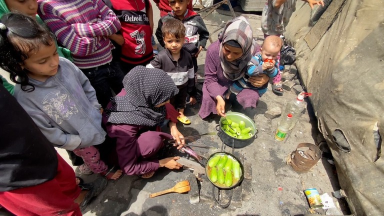 料理を作るパレスチナの避難民＝パレスチナ自治区ガザ地区中部デイルアルバラ/CNN