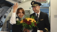 パイロットが機内でＣＡにプロポーズ、乗客が祝福　ポーランド