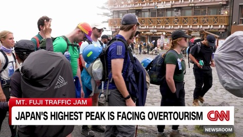 富士山に登山客殺到、「観光公害」に直面