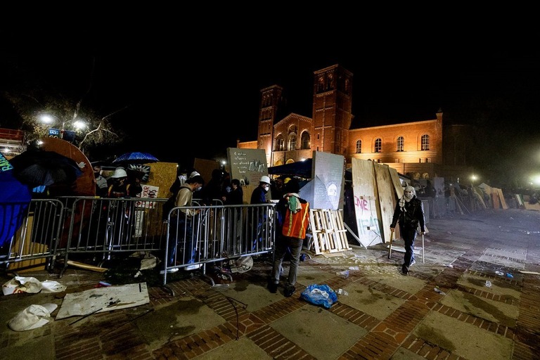 再集結してバリケードを組み立てなおすカリフォルニア大学ロサンゼルス校のデモ隊＝１日/Etienne Laurent/AFP/Getty Images