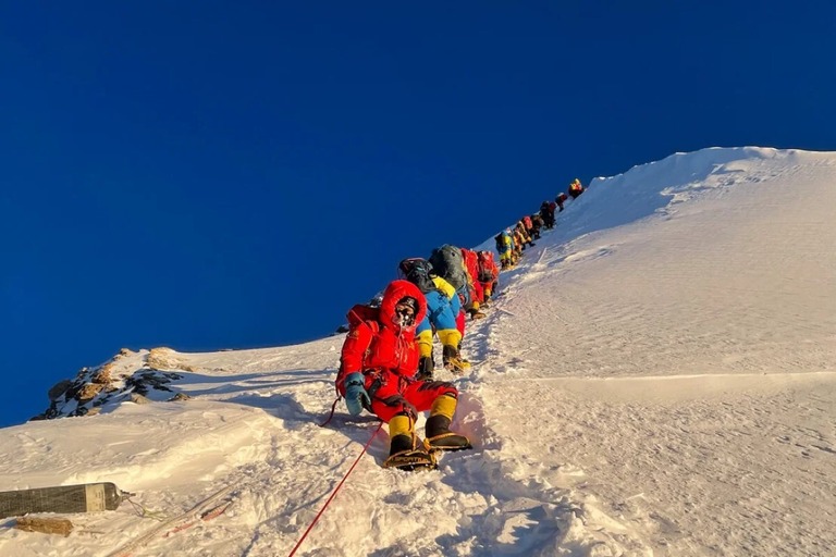 エベレストの山頂をめざす登山者たち/Pemba Dorje Sherpa/AFP/Getty Images