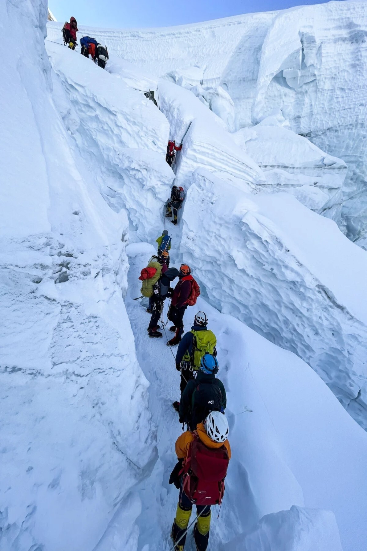 エベレストの山頂をめざして山を登る登山者たち＝２１年、５月７日/Pemba Dorje Sherpa/AFP/Getty Images