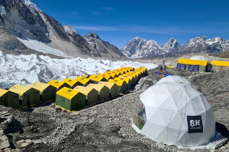 エベレストのベースキャンプで撮影された数十人の登山者たち＝２４年、４月１８日/Purnima Shrestha/AFP/Getty Images