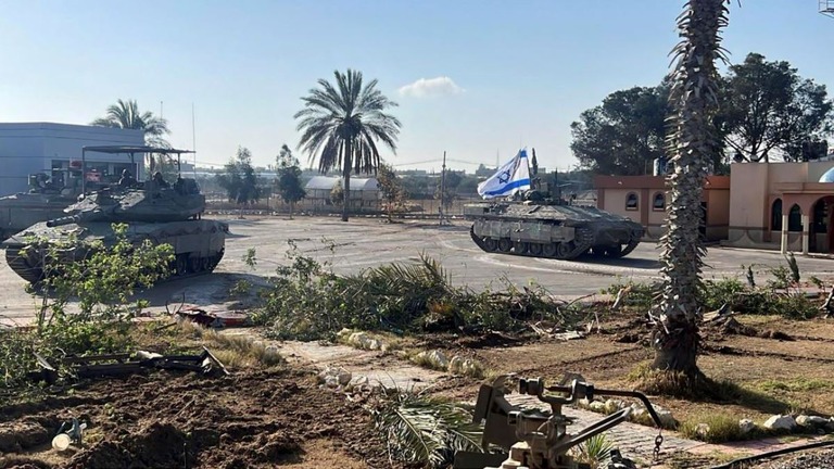 ラファの境界を越えてガザ地区に入ったイスラエル軍の戦車＝７日/IDF/AP