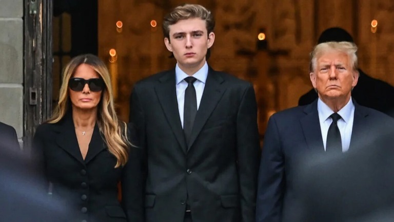 トランプ前米大統領（右）とメラニア夫人（左）に挟まれたバロン氏/Giorgio Viera/AFP via Getty Images