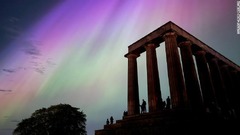 英スコットランド・エディンバラの上空を彩るオーロラ＝１０日