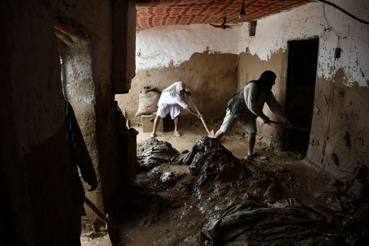 家の中の泥をかき出す人たち/Atif Aryan/AFP/Getty Images