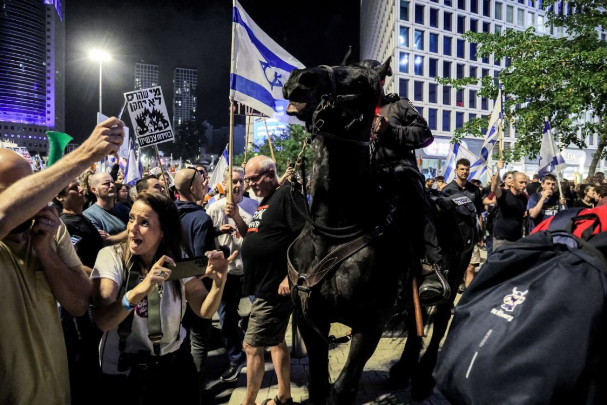 国防省前のデモを受けて派遣された騎馬警官＝１１日、イスラエル・テルアビブ/Jack Guez/AFP/Getty Images