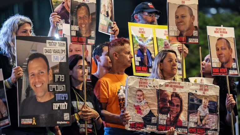 イスラム組織ハマスに拘束された家族らの解放を求める人々＝１１日、イスラエル・テルアビブ/Ahmad Gharabli/AFP/Getty Images