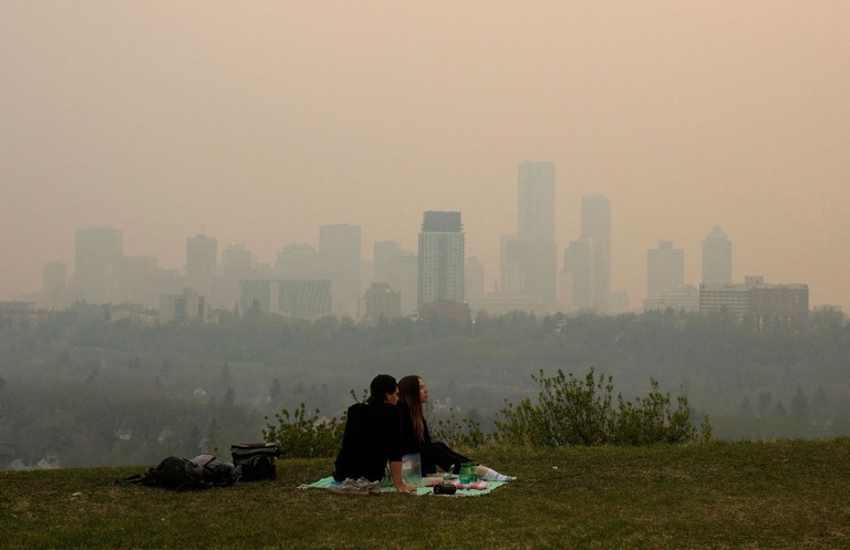 １１日、カナダアルバータ州エドモントンの街を山火事の煙が覆った/Jason Franson/The Canadian Press/AP
