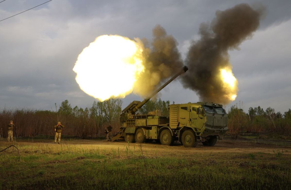 ロシア軍の陣地へ向けて攻撃を行うウクライナ軍兵士＝４月、ウクライナ・ハルキウ州/Anatolii Stepanov/AFP/Getty Images