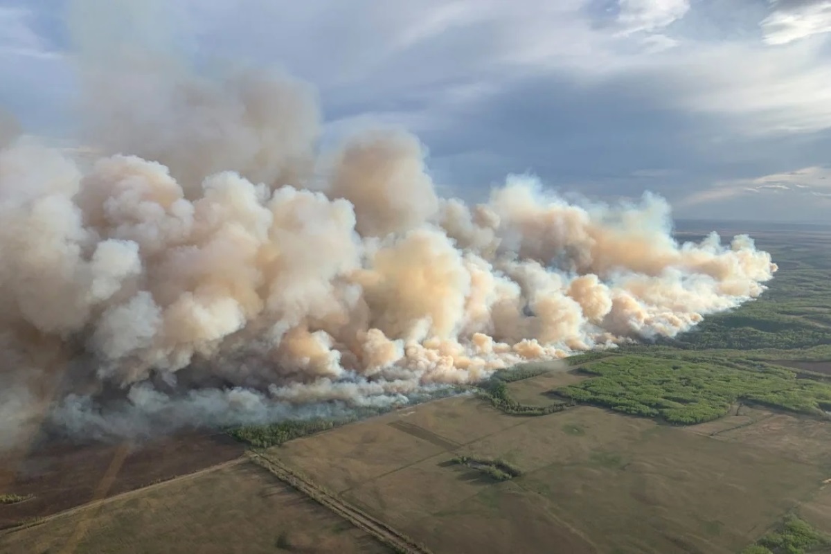 山火事のために発生した煙＝１０日、カナダ・アルバータ州/Alberta Wildfire/Handout/Reuters