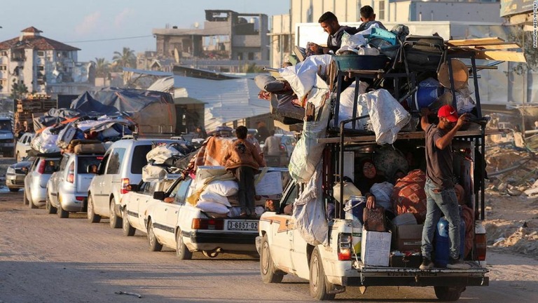 イスラエル軍からの避難指示を受けてパレスチナ自治区ガザ地区南部ラファから避難するパレスチナの人々＝６日/Ramadan Abed/Reuters