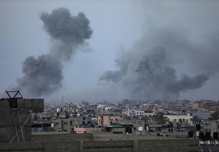 煙が上がるジャバリヤ難民キャンプの上空＝１１日、パレスチナ自治区ガザ地区/Dawoud Abo Alkas/Anadolu/Getty Images