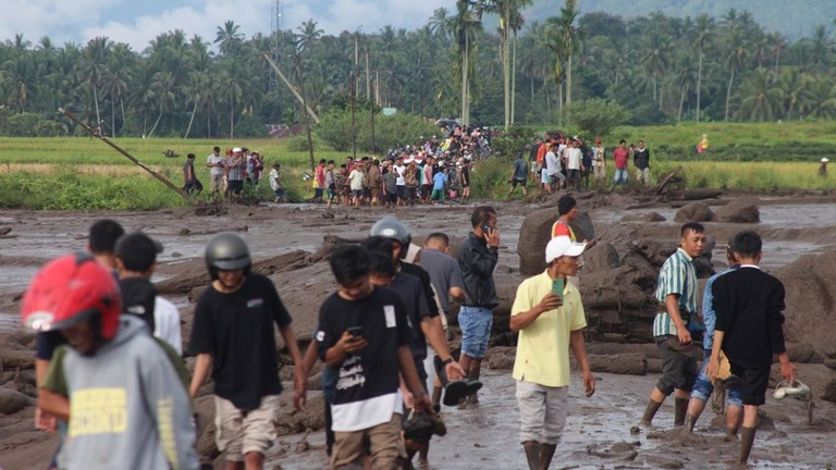 洪水の被害を受けた住民ら/Adi Prima/Anadolu/Getty Images