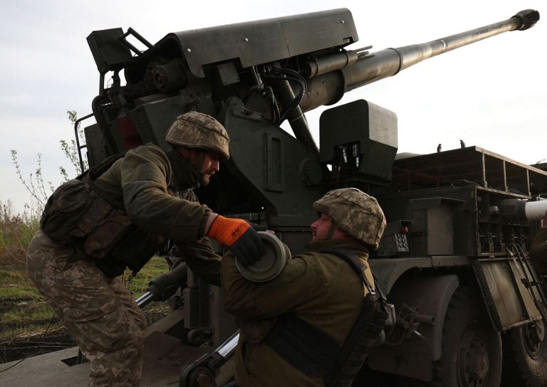 ロシア軍の陣地へ向かって砲撃するウクライナ軍＝４月、ウクライナ・ハルキウ州/ Anatolii Stepanov/AFP/Getty Images