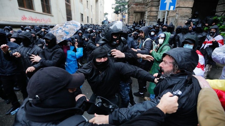 法案に対する抗議行動は１３日も続いた/Mirian Meladze/Anadolu/Getty Images