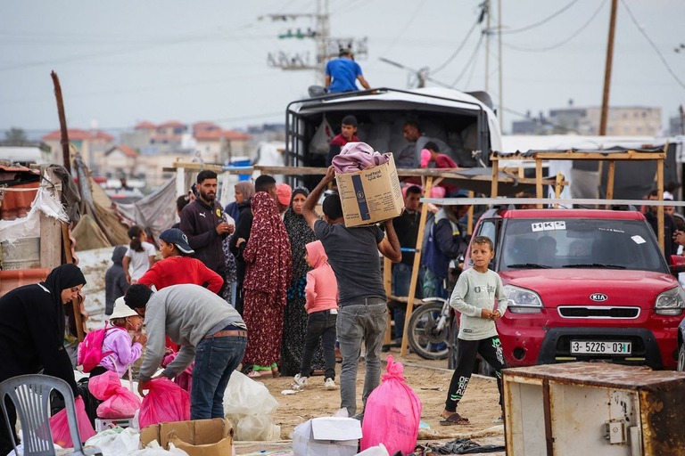 １３日、ガザ地区南部ラファから避難しようと準備するパレスチナ人たち/AFP/Getty Images