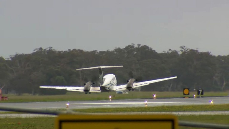 車輪格納のまま緊急着陸を成功させた小型機「ビーチＢ２００スーパーキング」/Nine News