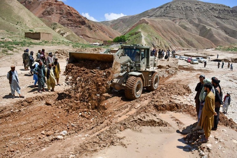 洪水で破損した道路を修理する人たち＝１２日、アフガニスタン・バグラン州/Atif Aryan/AFP/Getty Images