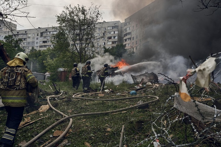 ロシアの空爆後、救急作業員が鎮火に当たる様子/Vlada Liberova/Libkos/Getty Images