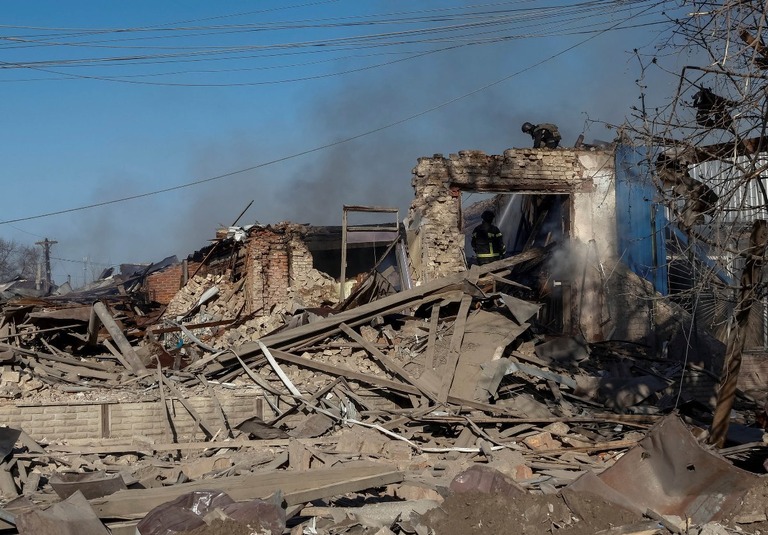 ロシア軍の攻撃を受けた建物で捜索を行う救助隊＝４月１０日、ウクライナ・リプシ/Volodymyr Pavlov/Reuters/File