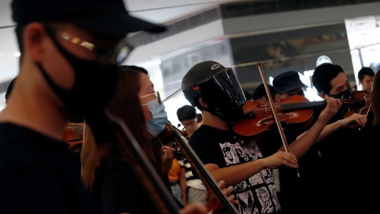 ２０１９年９月、香港の商業施設で「香港に栄光あれ」を演奏するミュージシャンたち/Tyrone Siu/Reuters/File
