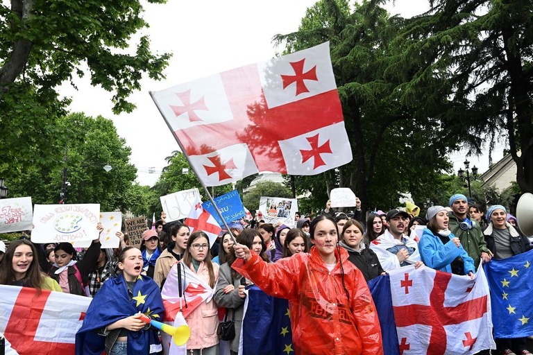 「外国の代理人」法案に反対する抗議デモ＝１４日、ジョージア首都トビリシ/Vano Shlamov/AFP/Getty Images via CNN Newsource