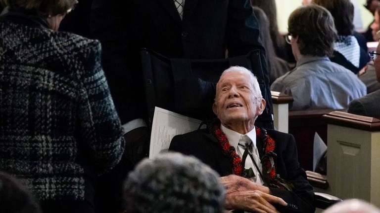 ロザリン夫人の葬儀に参加したカーター元大統領＝２０２３年１１月、米ジョージア州プレーンズ/Alex Brandon/Pool/Getty Images