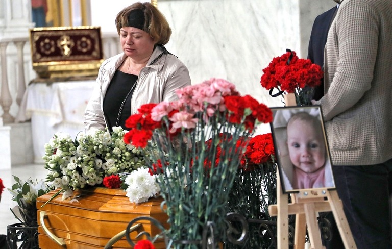 ウクライナのオデーサで生後３カ月の女児の葬儀に参列する母親ら＝２０２２年４月撮影/Nina Liashonok/Ukrinform/Future Publishing/Getty Images