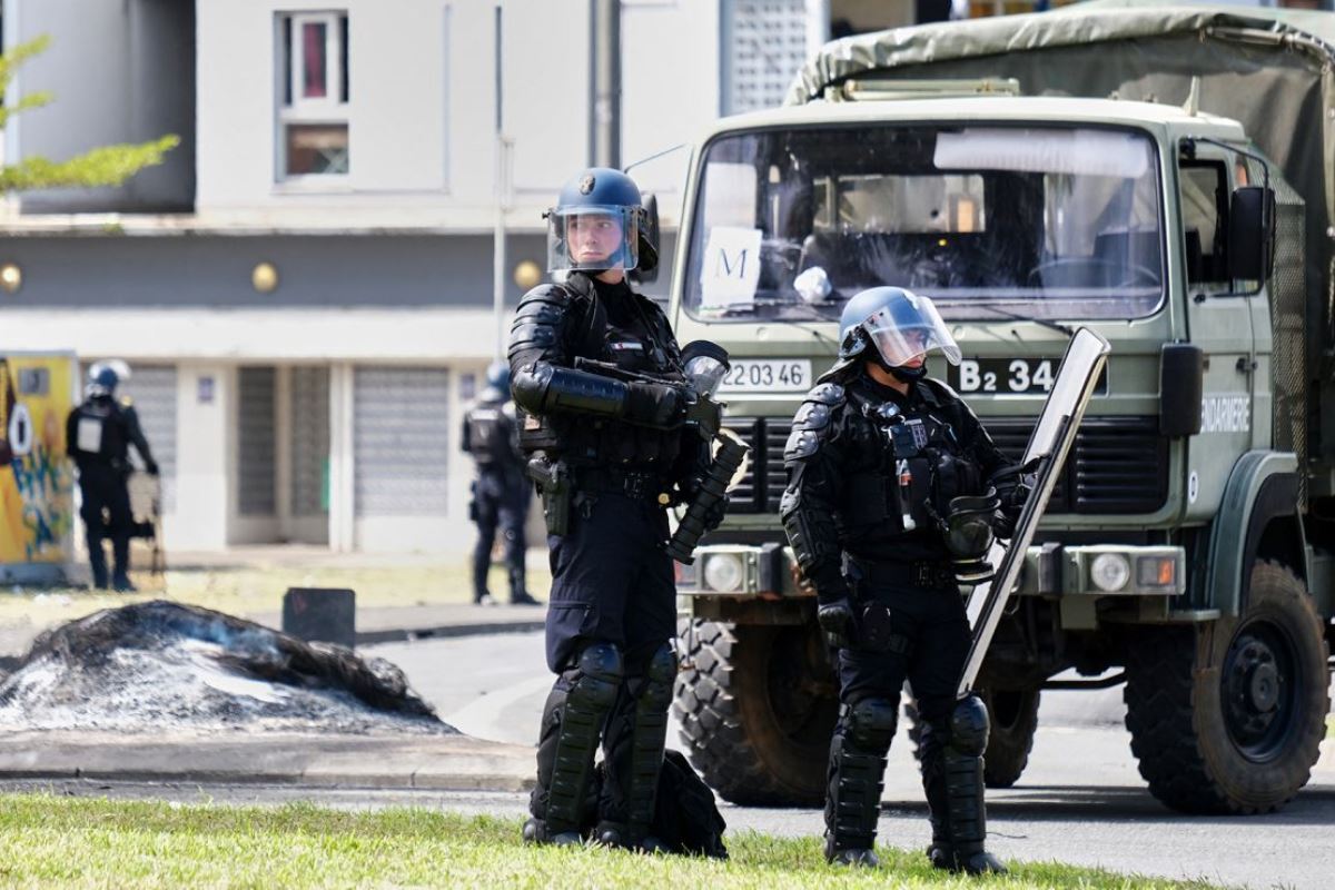 警備にあたる憲兵隊＝１４日、ニューカレドニア・ヌーメア/Theo Rouby/AFP/Getty Images