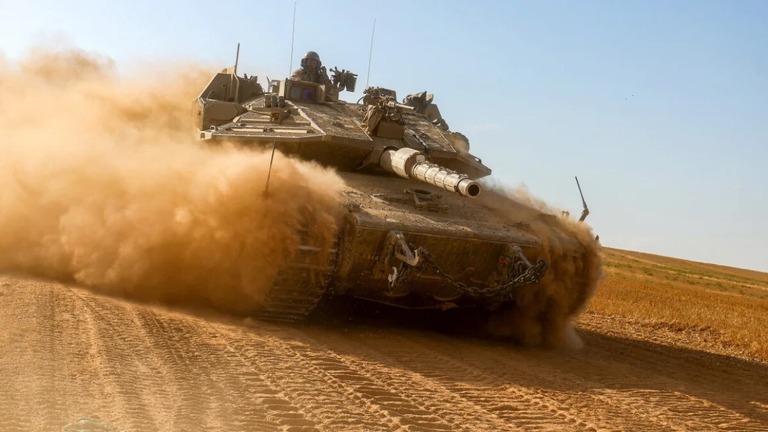 ガザ地区との境界付近を移動するイスラエル軍の戦車/Jack Guez/AFP/Getty Images