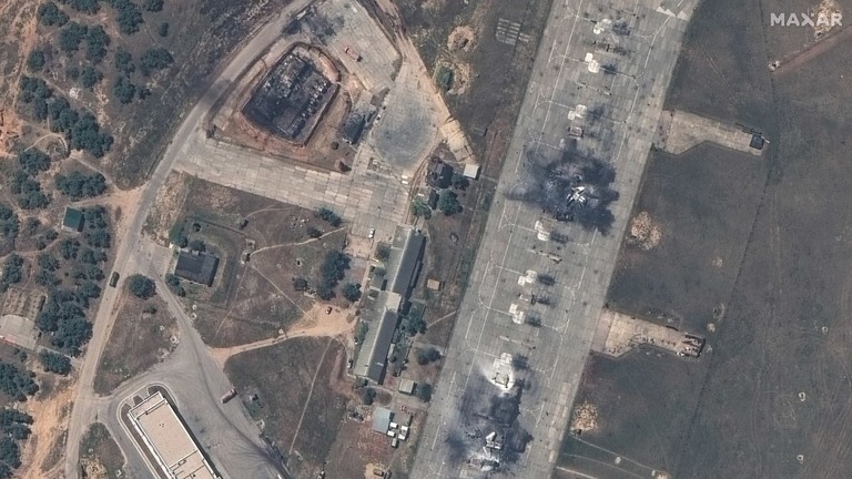 ＣＮＮが独占入手したベルベク飛行場の破壊の様子を写す衛星画像/Satellite image ©2024 Maxar Technologies