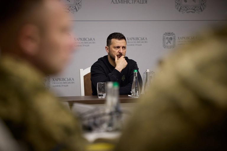 ハルキウで軍高官との会合に参加するゼレンスキー氏/Ukrainian Presidential Press Service via Reuters