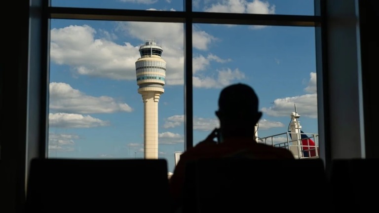 米ジョージア州アトランタの国際空港に建つ航空管制塔/Elijah Nouvelage/Bloomberg/Getty Images
