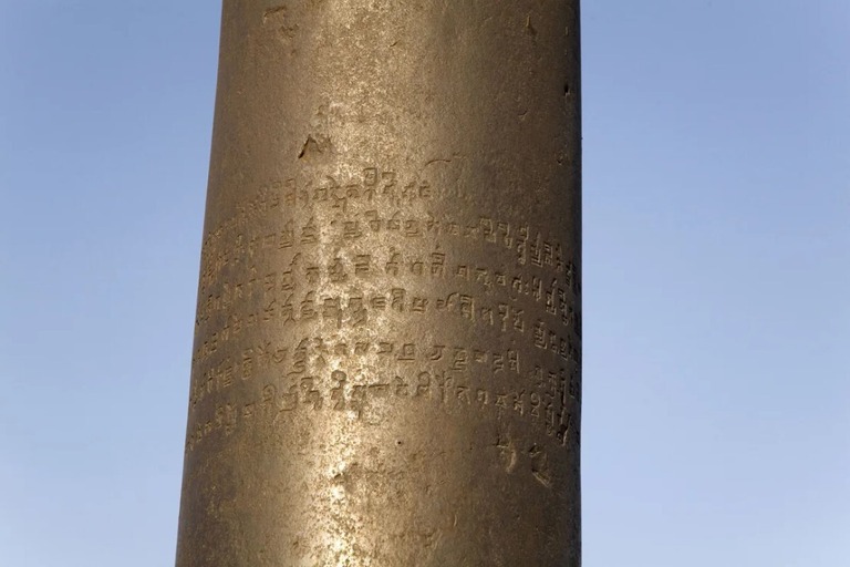 鉄柱に刻まれた碑文を近距離から見た様子/Stuart Forster/Shutterstock