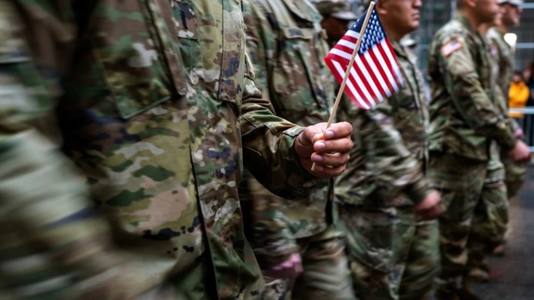 退役軍人の日に合わせて行進を行う兵士ら＝２０２２年１１月、米ニューヨーク市/Spencer Platt/Getty Images