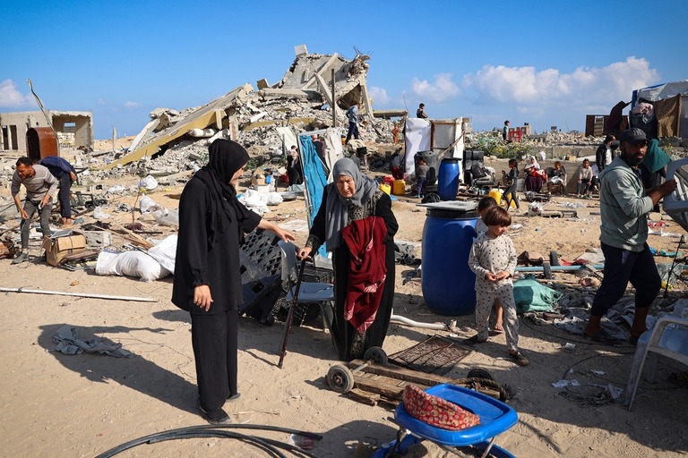 荷物をまとめてラファを離れるパレスチナの人々＝１５日、パレスチナ自治区ガザ地区/AFP/Getty Images