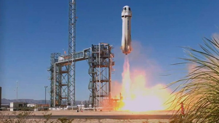 乗客６人を乗せて打ち上げられるブルーオリジンのロケット＝１９日/Blue Origin