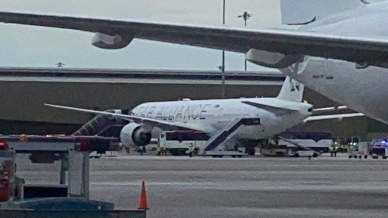 バンコクの国際空港に緊急着陸したシンガポール航空の旅客機/Pongsak Suksi/Reuters