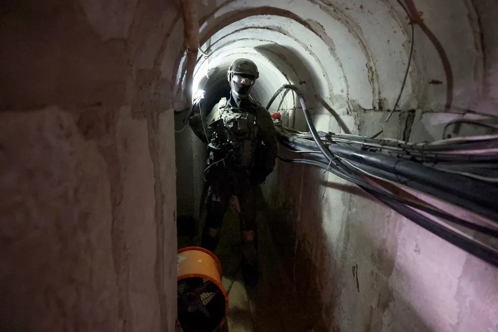 ハマスの司令部があるとされるトンネルの中で写真に収まるイスラエル軍の兵士/JACK GUEZ/AFP/Getty Images/File
