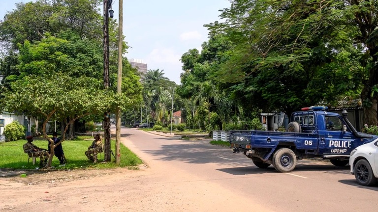 クーデター未遂の現場近くの道路を封鎖するコンゴ軍兵士と警察官/Arsene Mpiana/AFP/Getty Images