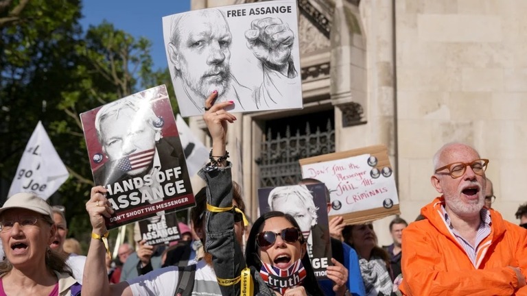 英裁判所の外でアサンジュ被告の米国への引き渡しに反対の声を上げる人々/Maja Smiejkowska/Reuters