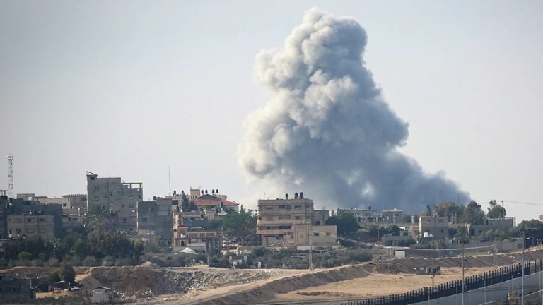 イスラエルによる空爆の最中、ガザ南部ラファの東側から立ち上る煙/AFP/Getty Images/File