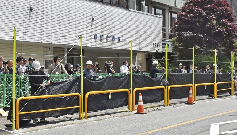 富士山の撮影スポットとして観光客が押し寄せていた歩道に黒い幕が設置された/Kyodo News/Getty Images via CNN Newsource