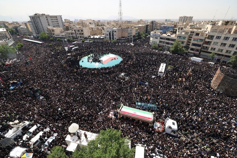 イラン首都で行われたライシ大統領らの葬儀。会場を大勢の参列者が埋め尽くした/Atta Kenare/AFP/Getty Images